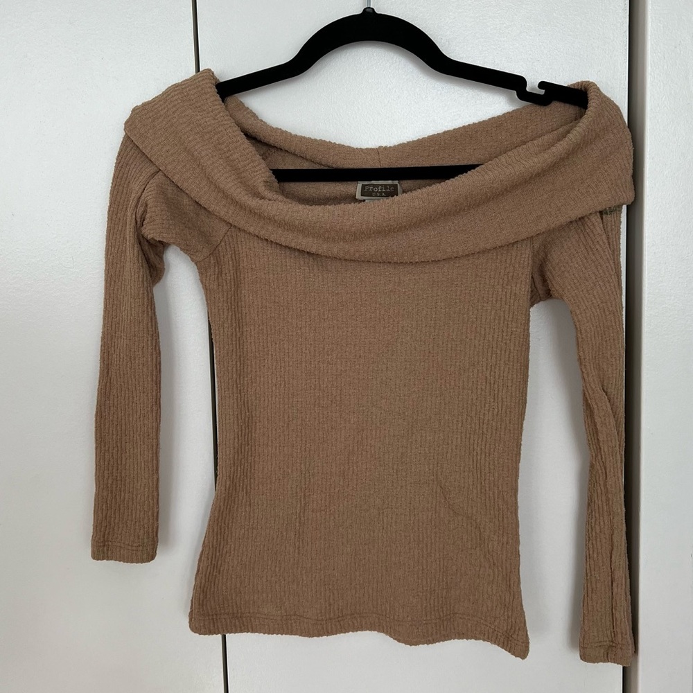 Off-the-shoulder top